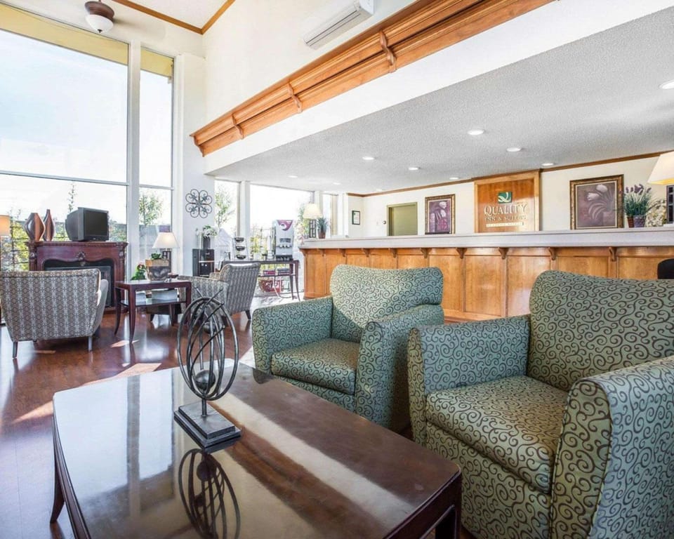 Quality Inn & Suites Cameron Park Shingle Springs Hotel in Sierra Nevada