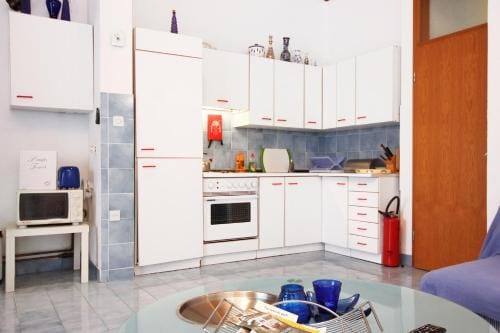 Apartments and rooms by the sea Loviste, Peljesac - 10181 Hotel in Dubrovnik-Neretva County