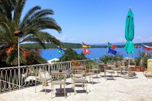Apartments and rooms by the sea Loviste, Peljesac - 10181 Hotel in Dubrovnik-Neretva County