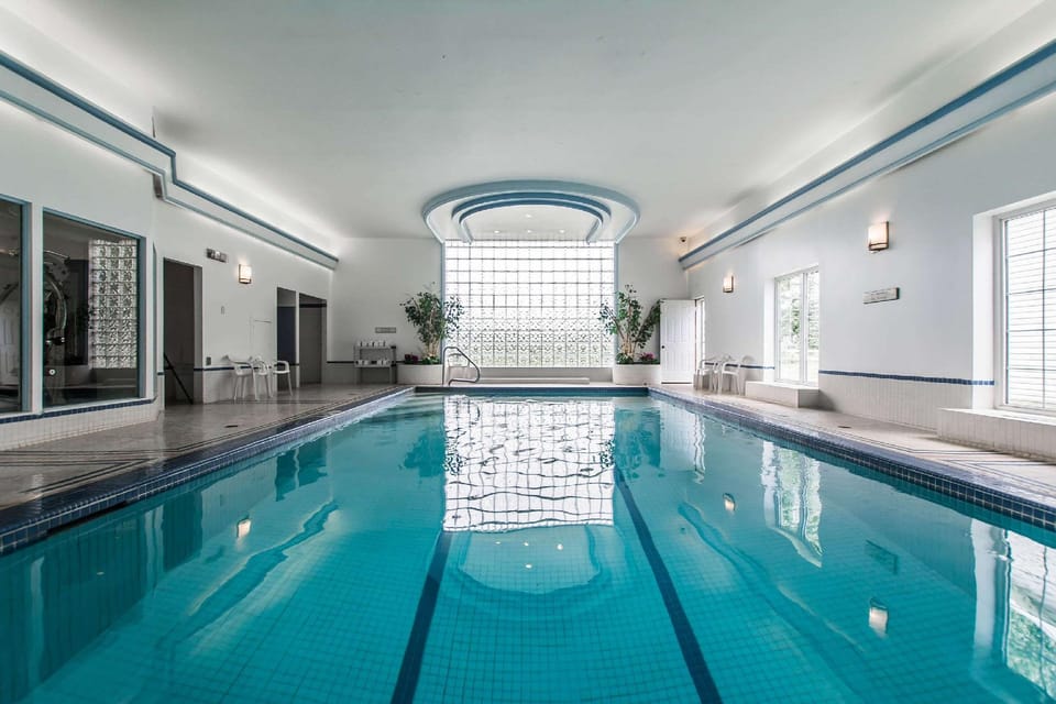 Swimming pool [outdoor]