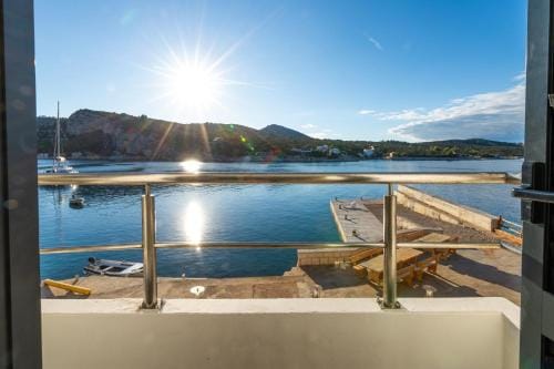 Rooms by the sea Cove Pokrivenik, Hvar - 2069 Hotel in Dubrovnik-Neretva County