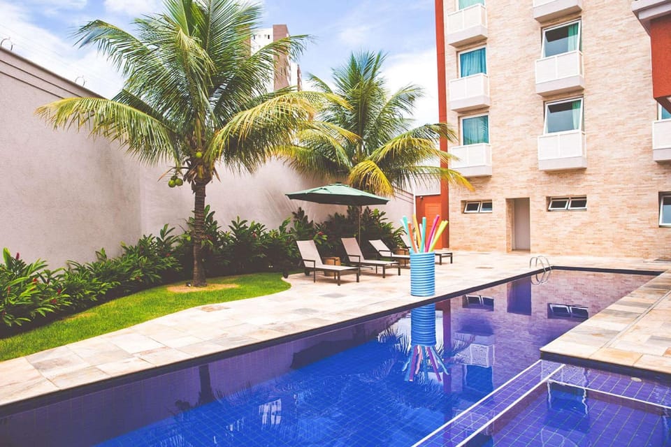 Swimming pool [outdoor]