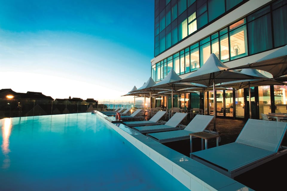 Swimming pool [outdoor]