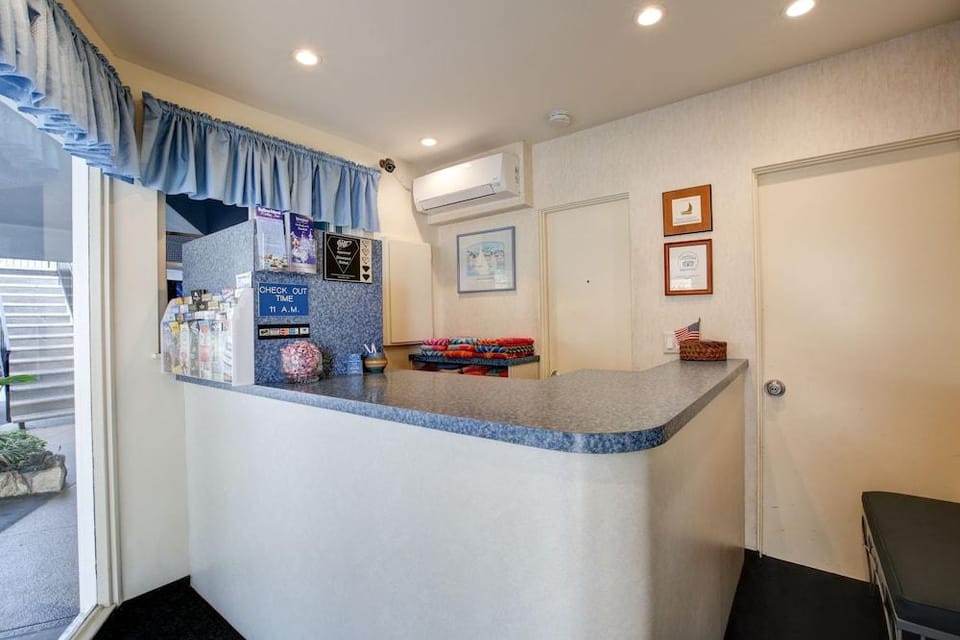 Newport Channel Inn Inn in Costa Mesa