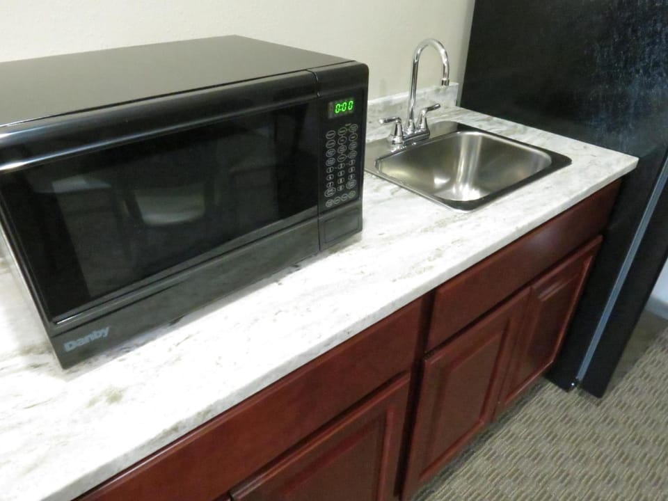 Edgewater Hotel and Suites Hotel in South Bass Island