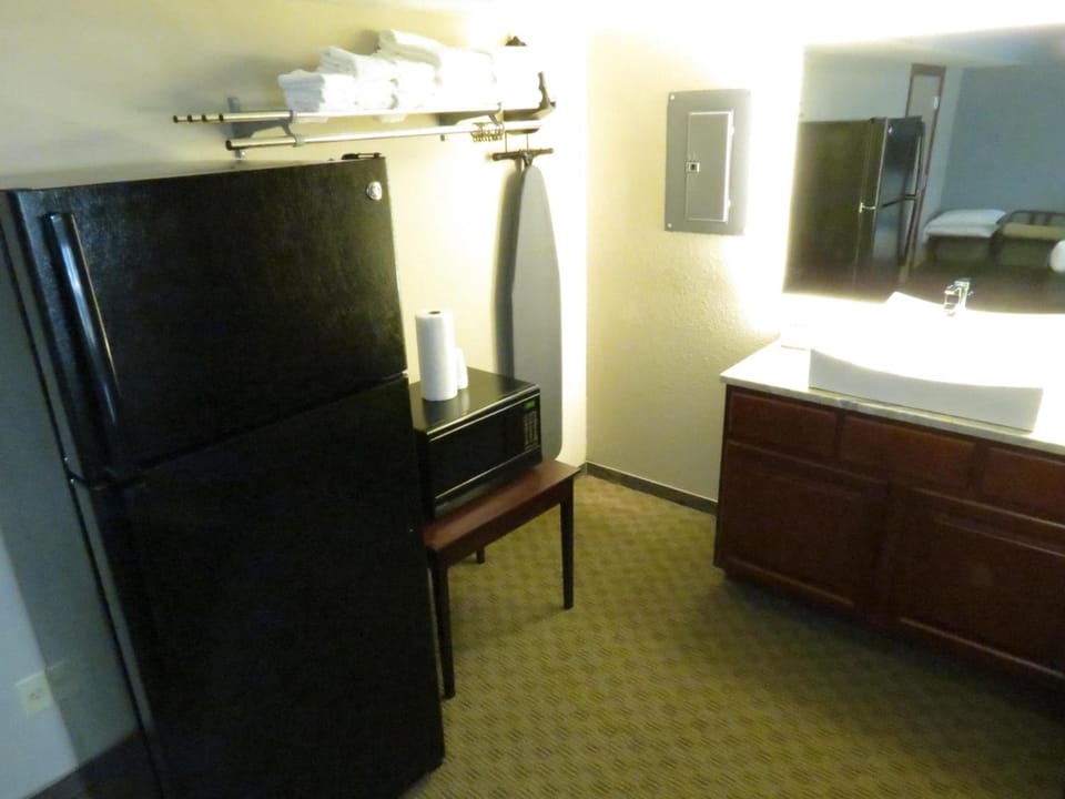 Edgewater Hotel and Suites Hotel in South Bass Island