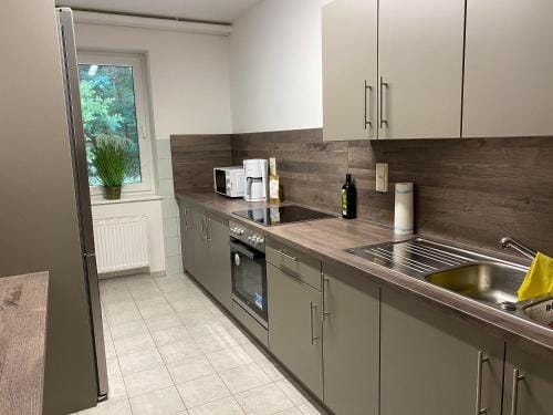 Fitters' accommodation near Dresden - comfortable beds, only men, free WLAN & parking spaces, also f Hostel in Dresden
