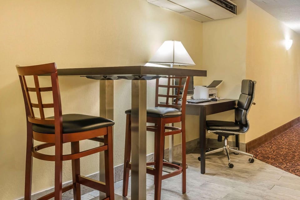 Quality Inn & Suites Pittsburgh Harmarville Hotel in Plum