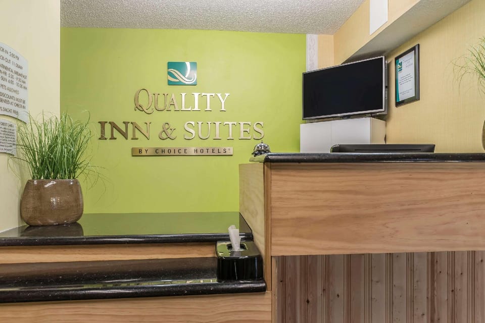 Quality Inn & Suites Pittsburgh Harmarville Hotel in Plum