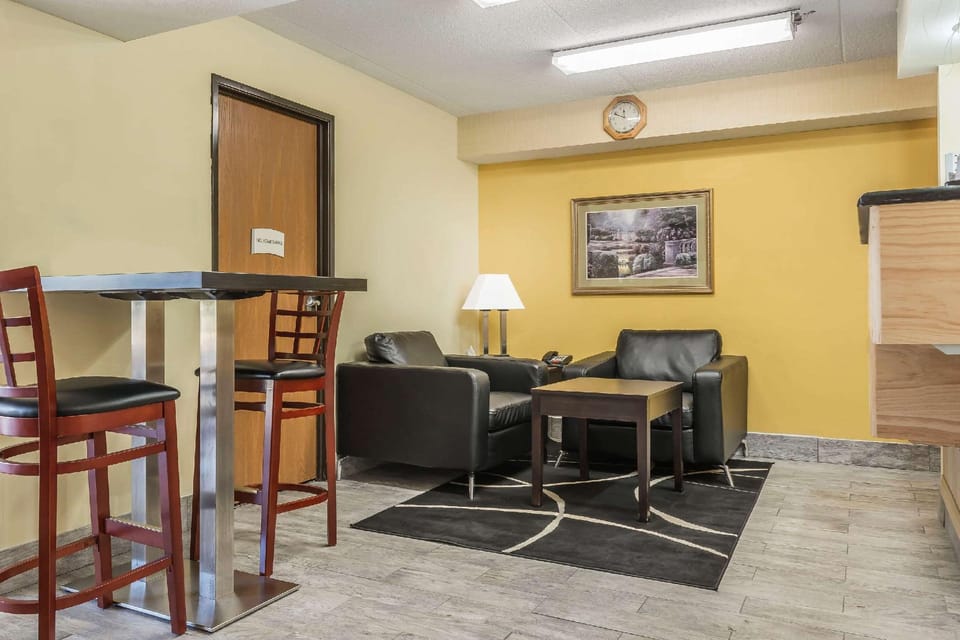Quality Inn & Suites Pittsburgh Harmarville Hotel in Plum