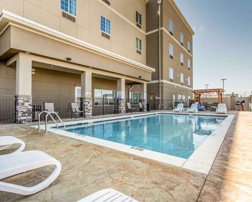 Swimming pool [outdoor]