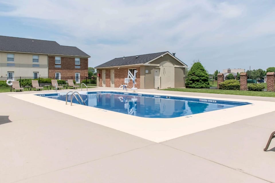 Swimming pool [outdoor]