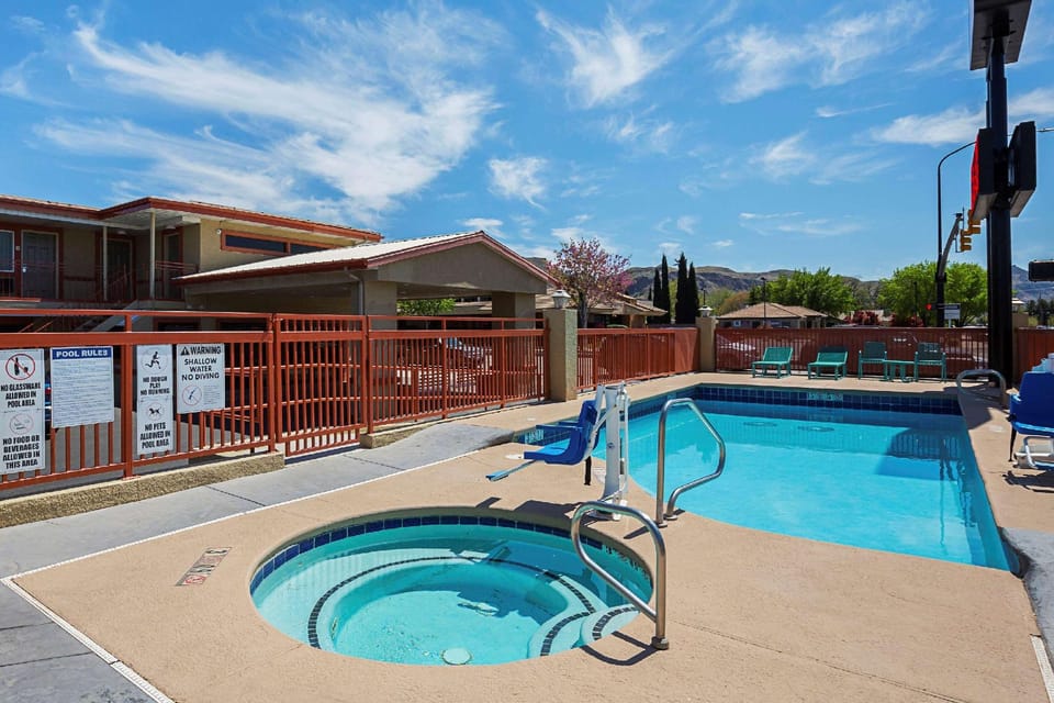 Econo Lodge Hurricane Zion Park Area Hotel in Hurricane