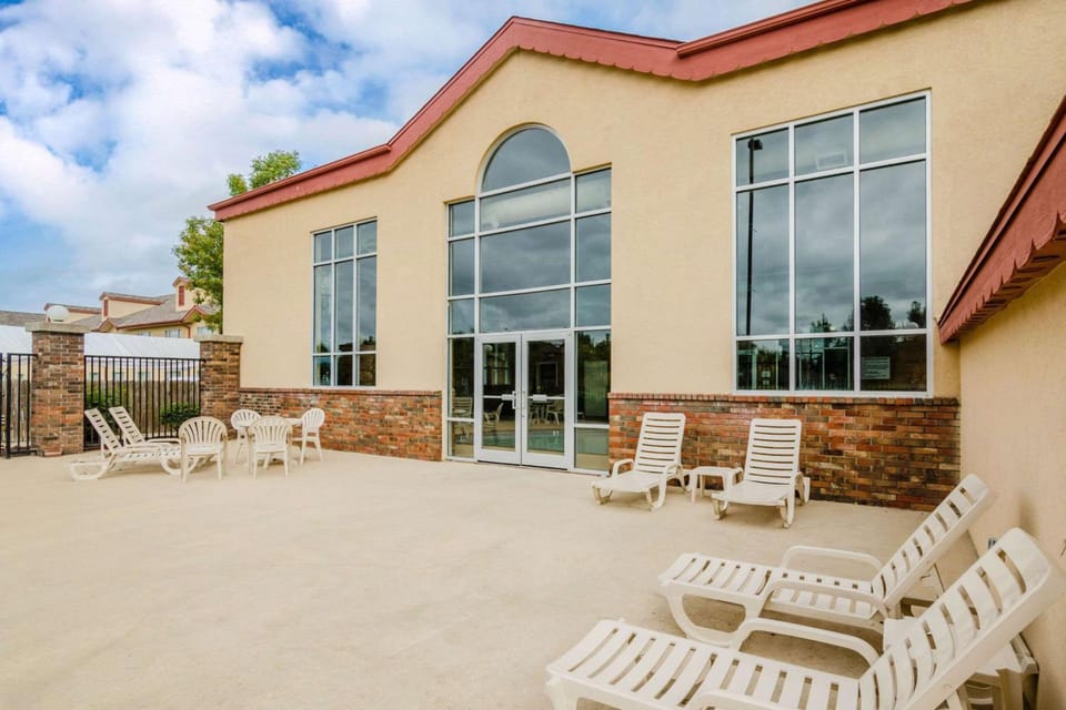 Quality Inn & Suites Carthage near Precious Moments Chapel Hotel in Ozark Mountains