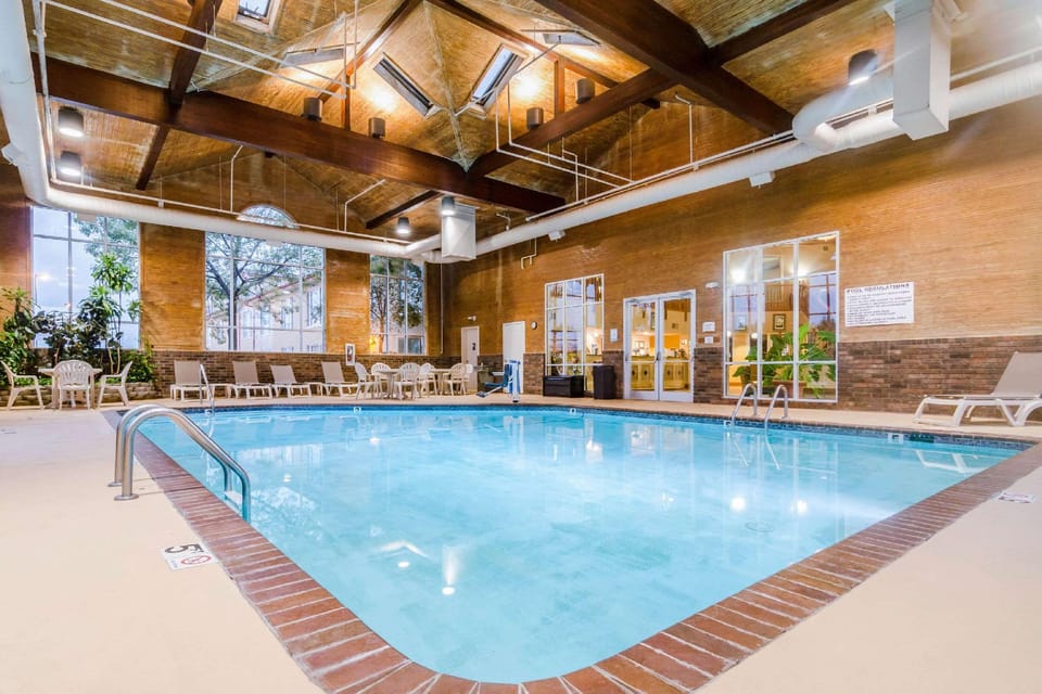 Quality Inn & Suites Carthage near Precious Moments Chapel Hotel in Ozark Mountains