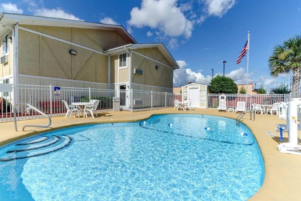 Rodeway Inn & Suites Jacksonville near Camp Lejeune Hotel in Jacksonville