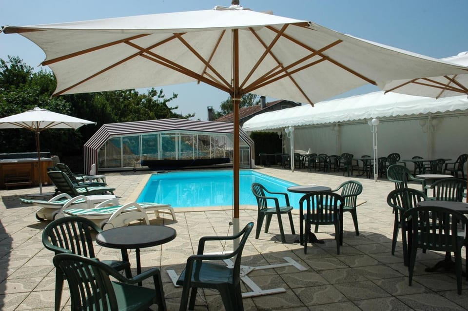 The Originals City, Hôtel Le Boeuf Rouge, Saint-Junien Hotel in Nouvelle-Aquitaine