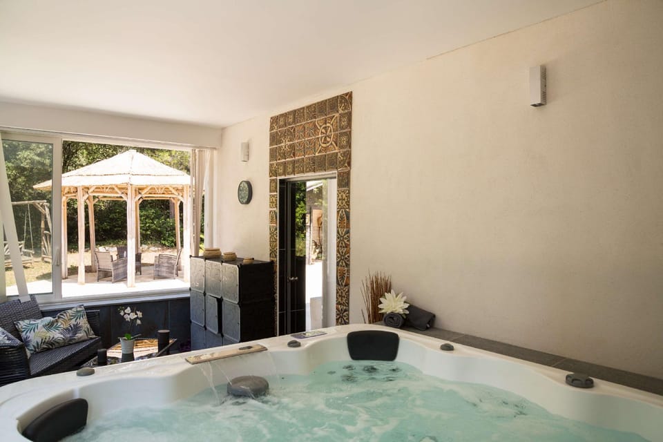 La Villa Vicha, The Originals Relais Hotel in Aubais