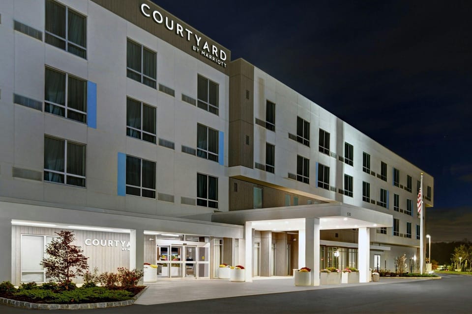 Courtyard by Marriott Hamilton Hotel in Hamilton Township