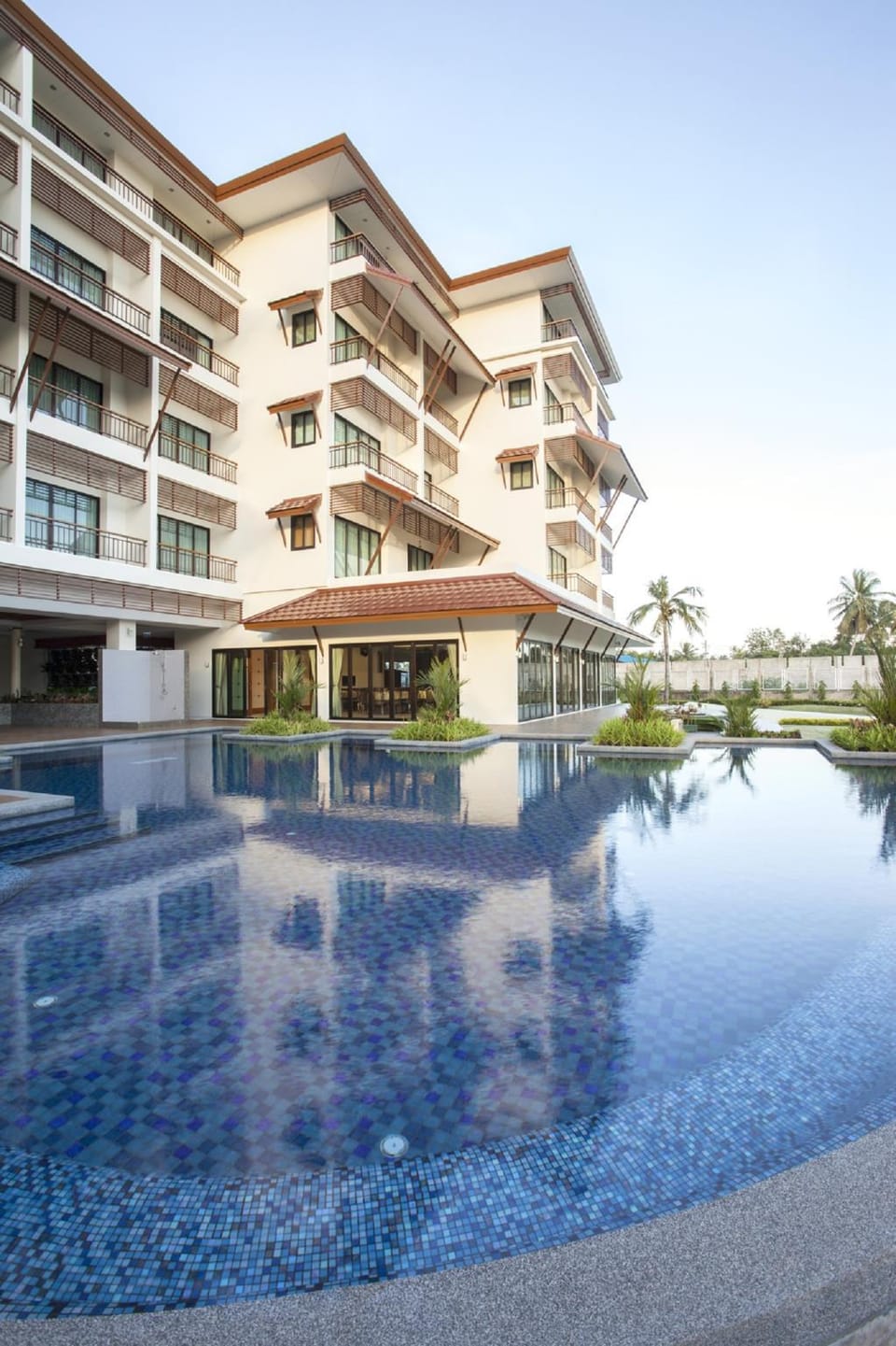 Swimming pool [outdoor]