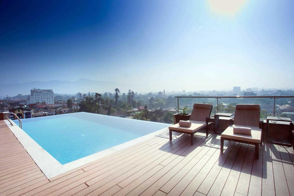 Swimming pool [outdoor]