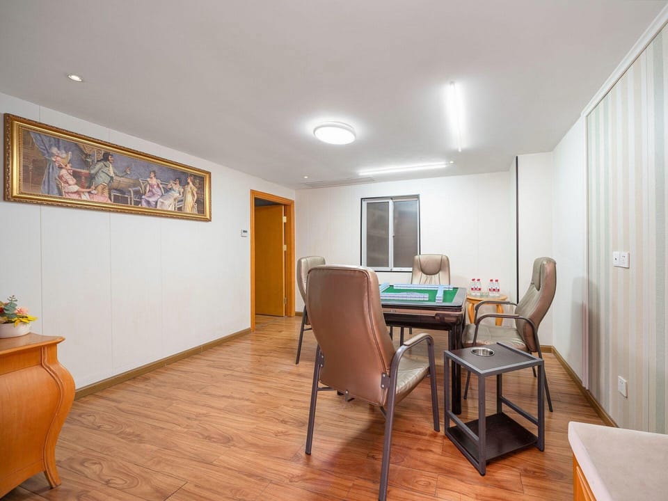 Vienna International Hotel Zhuhai Qinlv Middle Road Haibin Hotel in Guangdong