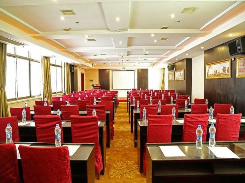 Vienna Hotel Suzhou North High-Speed Railway Station Weitang Pearl Lake Hotel in Suzhou