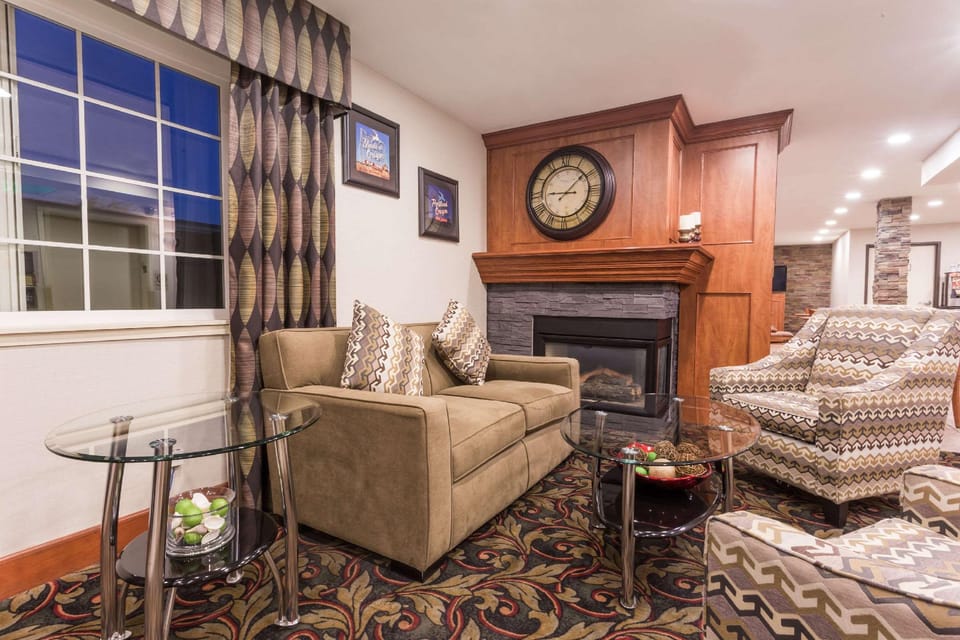 Ramada by Wyndham Portland Hotel in Portland