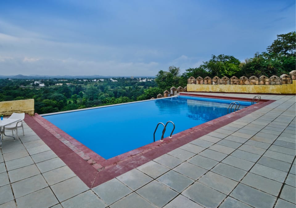 Swimming pool [outdoor]