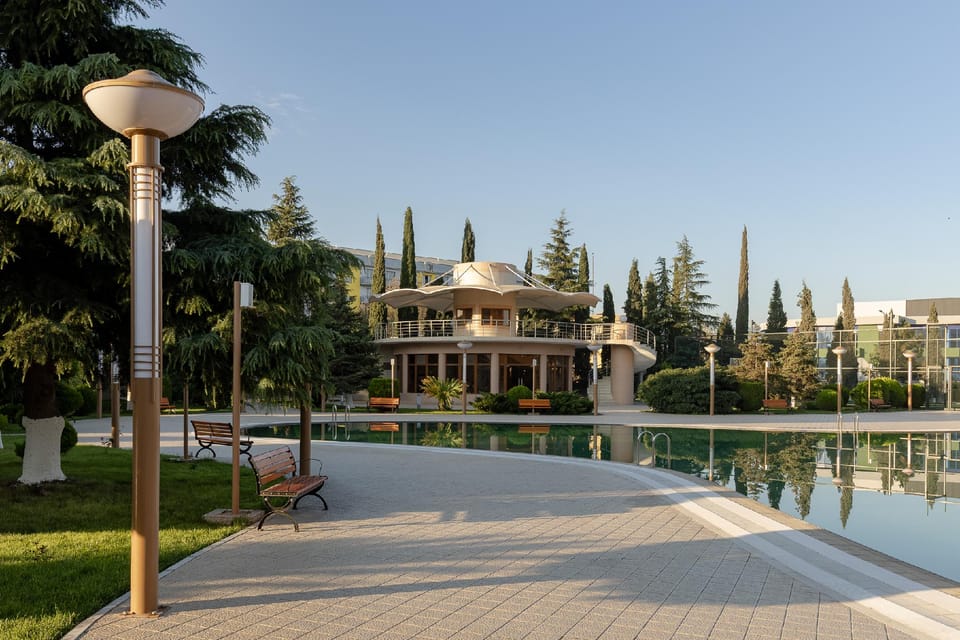 Swimming pool [outdoor]
