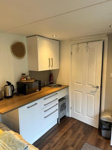 Apple tree hut, in a private garden Lodge in Craven District