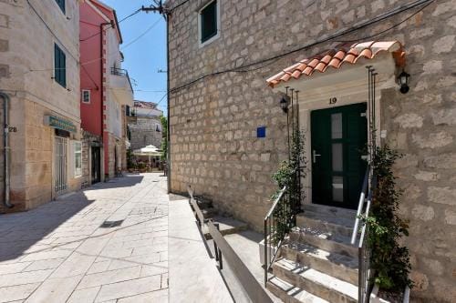 Luxury Rooms Palace B&B Hotel in Makarska