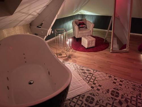 Redroom Loveroom Chambre Spa privative Insolite Theme 50 nuances de grey Hotel in Hauts-de-France