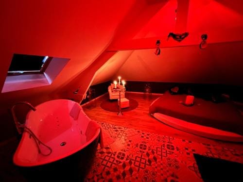 Redroom Loveroom Chambre Spa privative Insolite Theme 50 nuances de grey Hotel in Hauts-de-France