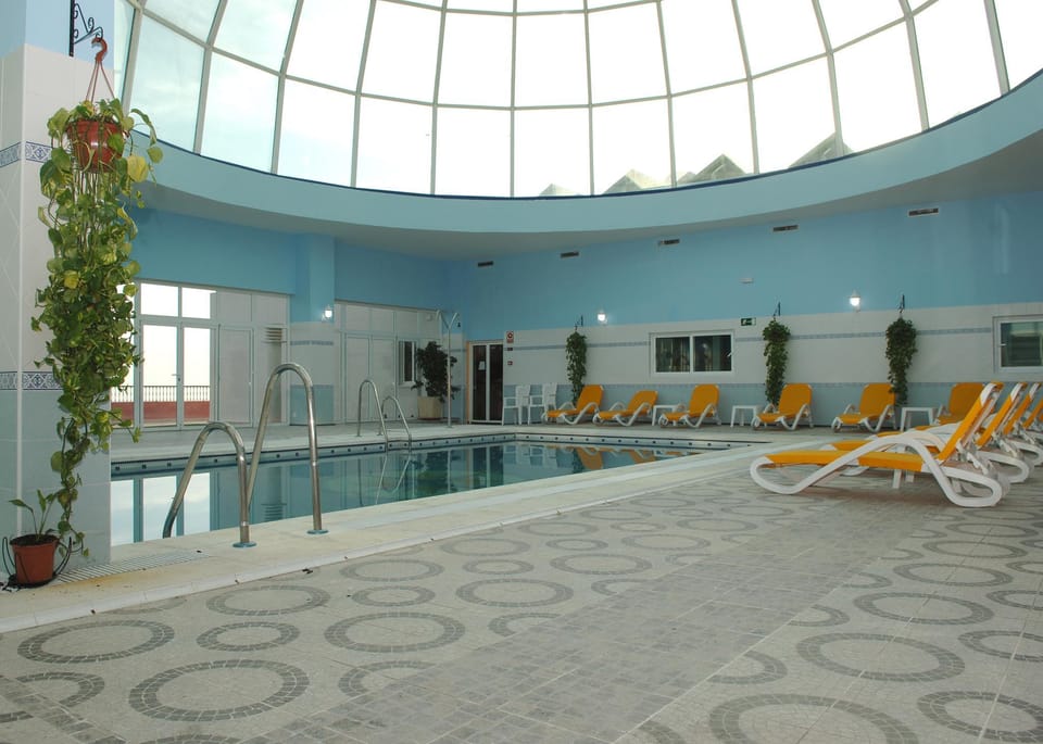 Swimming pool [outdoor]
