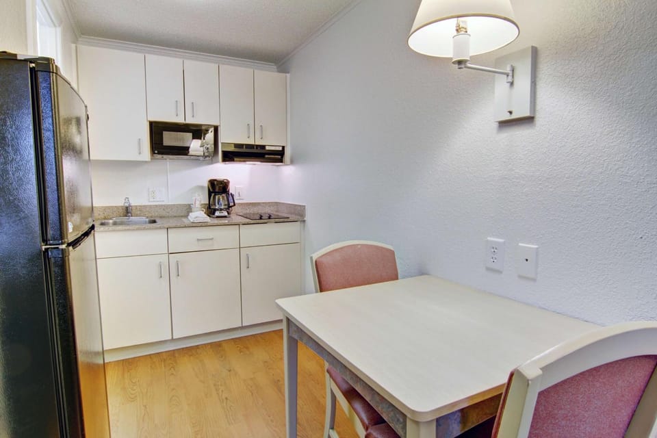 Suburban Studios Mentor - Cleveland Northeast Hotel in Willoughby