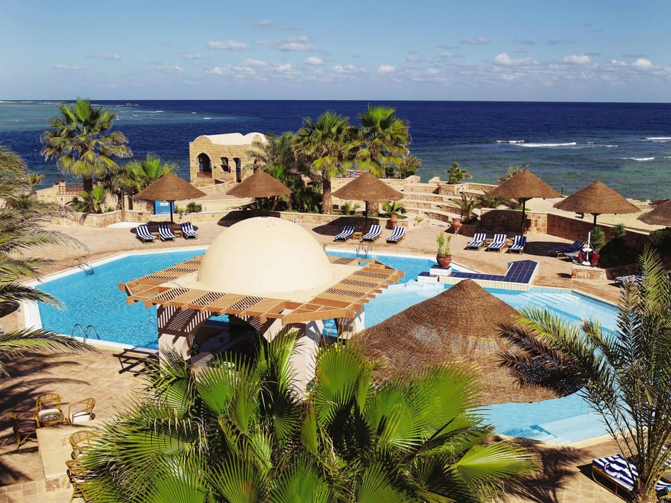 Swimming pool [outdoor]