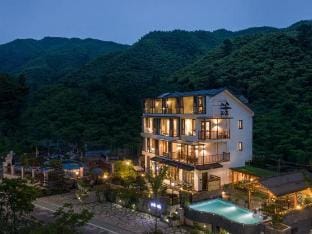 Xizhu · Snowy Terrain on Clouds Hot Springs Skiing · Muju Holiday Homestay Hotel in Hangzhou