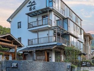 Xizhu · Snowy Terrain on Clouds Hot Springs Skiing · Muju Holiday Homestay Hotel in Hangzhou