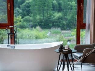 Xizhu · Snowy Terrain on Clouds Hot Springs Skiing · Muju Holiday Homestay Hotel in Hangzhou