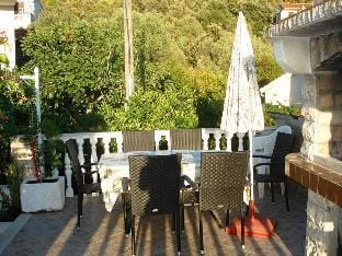 Romantic Apartment With Sea View Vinisce, Dalmatia Hotel in Split-Dalmatia County