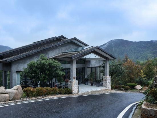 Pearl Mountain Resort Hotel in Zhejiang