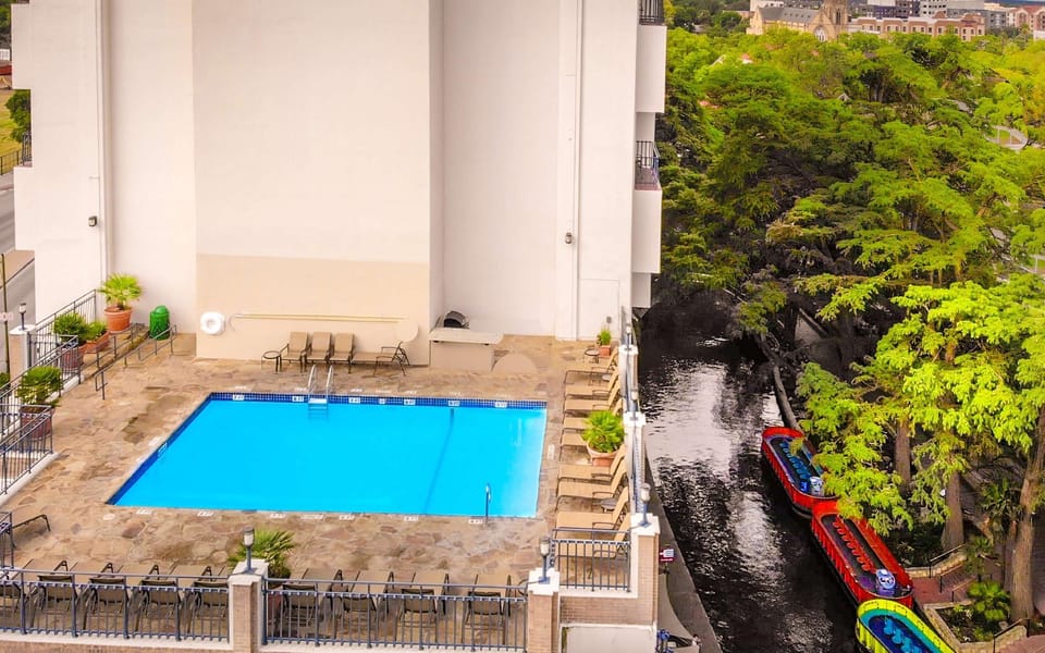 Swimming pool [outdoor]