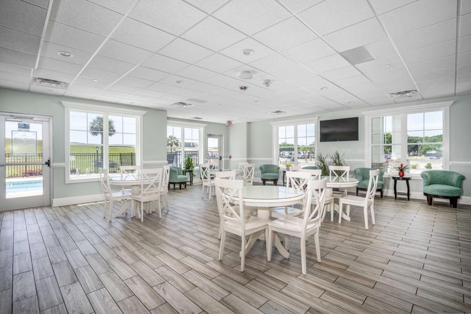 Lighthouse Suites - Best Western Signature Collection Hotel in Emerald Isle