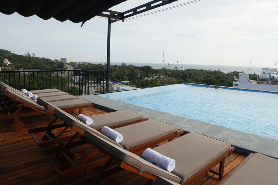 Swimming pool [outdoor]