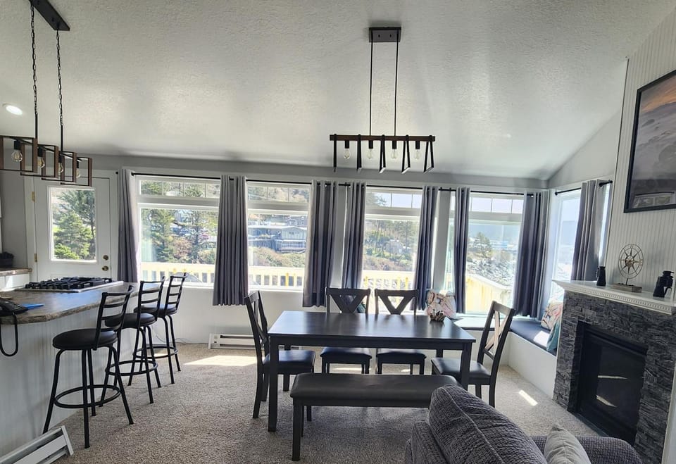 Inn at Arch Rock Inn in Depoe Bay