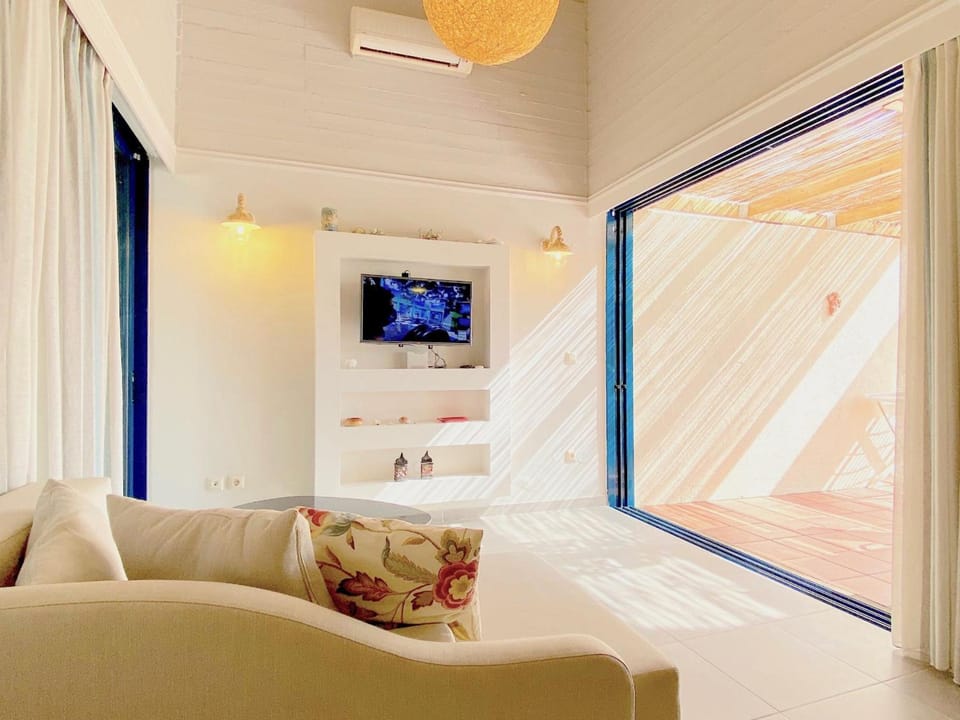 Shared lounge/TV area