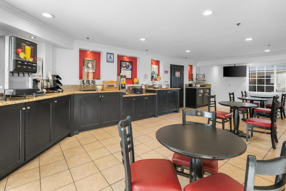 Ramada by Wyndham Ontario Hotel in Ontario