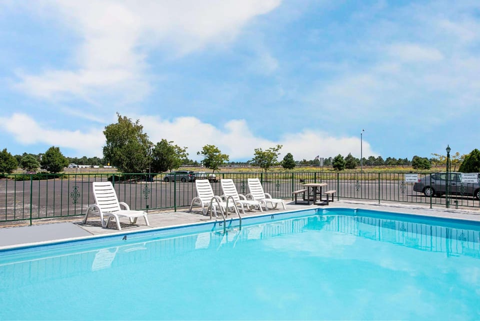 Swimming pool [outdoor]