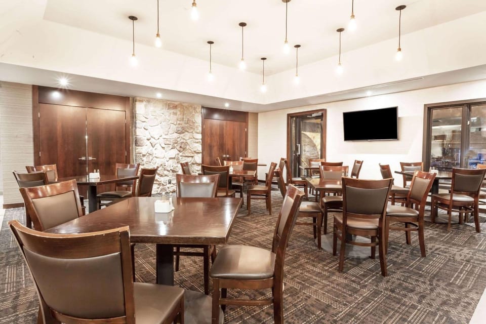Ramada by Wyndham Ottawa On The Rideau Hotel in Ottawa
